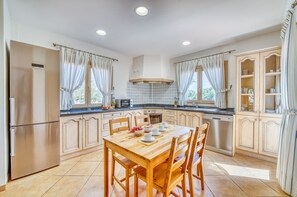 Een koelkast, een magnetron, een oven, een vaatwasser