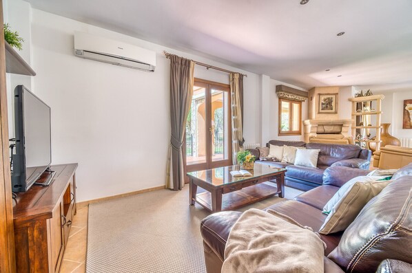 TV, fireplace, table tennis