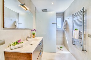 Badewanne, Haartrockner, Handtücher