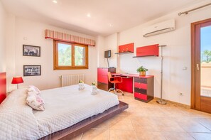 4 bedrooms, iron/ironing board, free WiFi, bed sheets