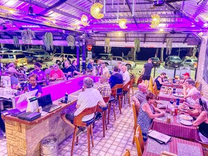 Menyajikan hidangan lokal dan internasional