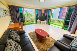 Suite, 1 King Bed, Ocean View | Living area