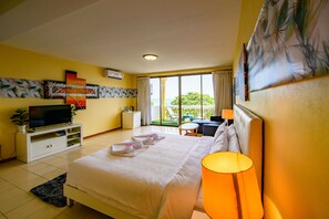 Studio with Sea View | Odada kasa, ayrı ayrı dekore edilmiş, güneşlik/perde