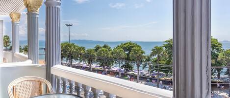 Suite Deluxe, vistas al mar, frente al mar | Balcón