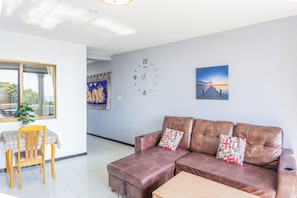 Deluxe Suite, Ocean View, Oceanfront | In-room dining