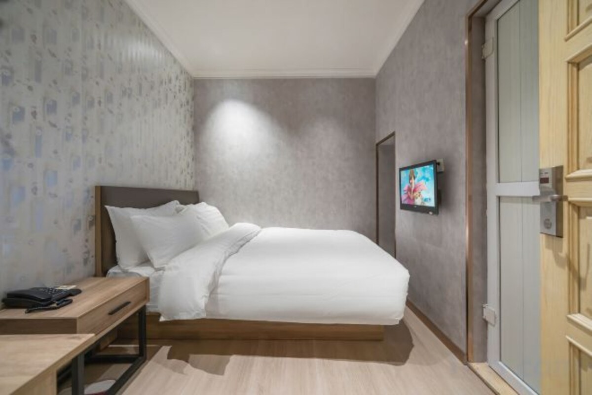 Business Queen Room