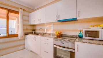 Een koelkast, een microgolfoven, een oven, een vaatwasser