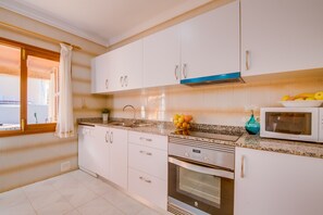 Kühlschrank, Mikrowelle, Ofen, Geschirrspüler