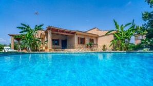 A house with a swimming pool, surrounded by tropical plants. - Finca Rosas 28 with private pool in Mallorca (Manacor)