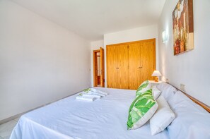 3 makuuhuonetta, silitysrauta/-lauta, ilmainen Wi-Fi, vuodevaatteet