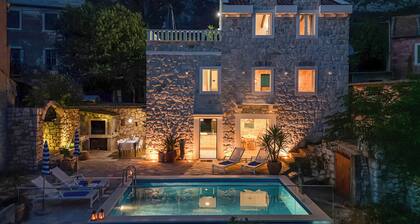 NUEVO! Casa de piedra con piscina, hermosa terraza con vistas al mar con dos dormitorios