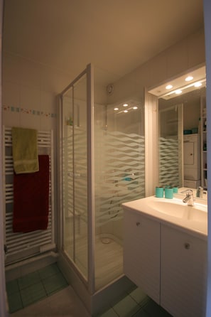 Bathtub, hair dryer, towels