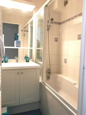Bathtub, hair dryer, towels