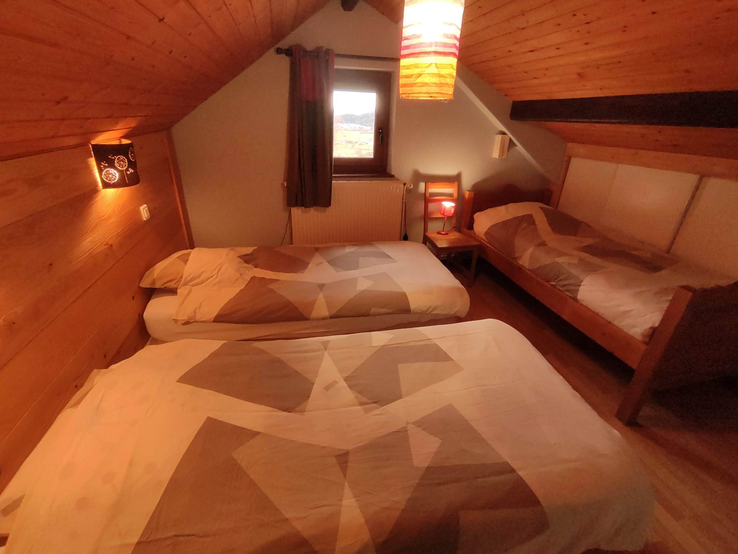 2 slaapkamers, een strijkplank/strijkijzer, reisbedje, gratis wifi