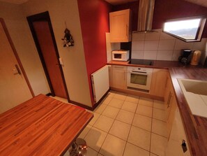 Coffee/tea maker, fridge, microwave, oven - Gîte Lucie with SPA Jacuzzi Sauna Fishing pond (Dommartin-lès-Remiremont)