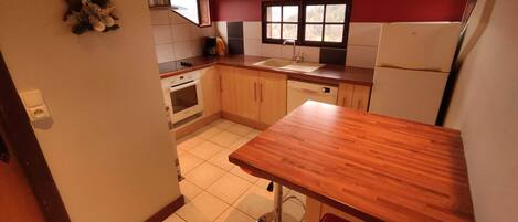 ثلاجة، ميكروويف، فرن، غسالة أطباق