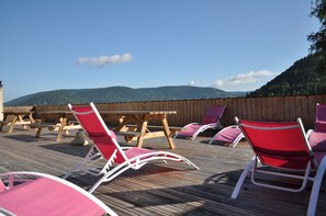 Outdoor dining - Gîte Lucie with SPA Jacuzzi Sauna Fishing pond (Dommartin-lès-Remiremont)