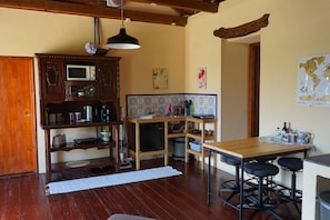 Geladeira, micro-ondas, cooktop, cafeteira/chaleira