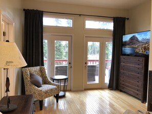 Smart-TV, Kamin, DVD-Player, Bücher