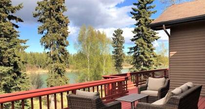 Hämmästyttävä Kenai-joen edessä oleva koti kauniilla näkymillä