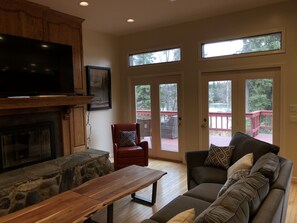 Smart-TV, Kamin, DVD-Player, Bücher