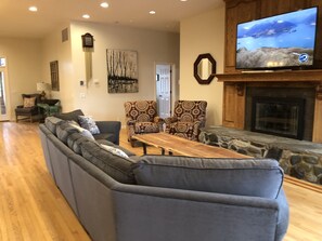 Smart TV, fireplace, DVD player, books - Amazing Kenai River Front Home With Beautiful Views (Soldotna)
