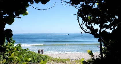 Updated Bella Vista Condo On Carlin Park -Walking Distance to Beach