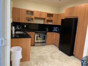 Fridge, microwave, oven, stovetop - Beautiful Townhouse Close by the AIRPORT, BEACH, CRUISE PORT, CONVENTION CENTER (Fort Lauderdale)