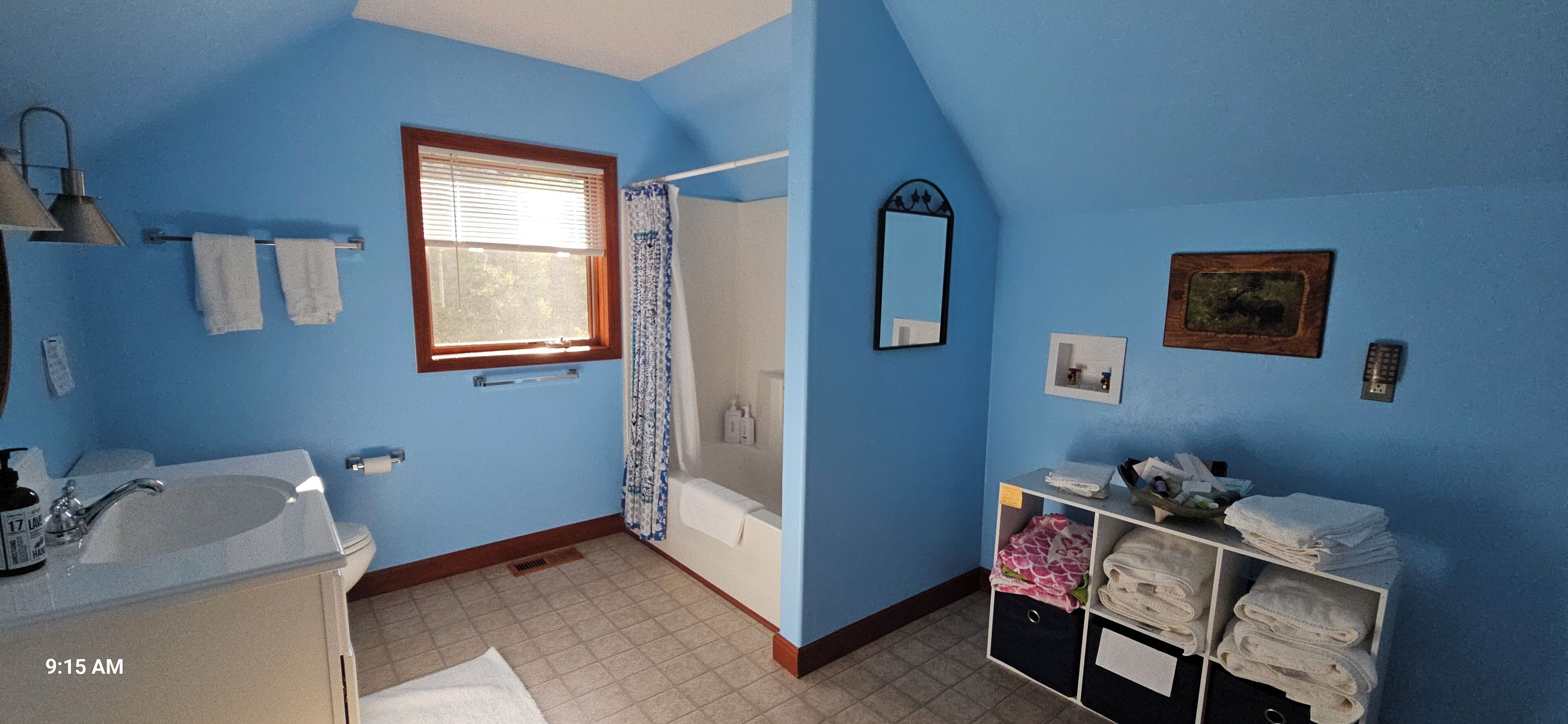 Ensemble douche/baignoire, sèche-cheveux, serviettes fournies, savon