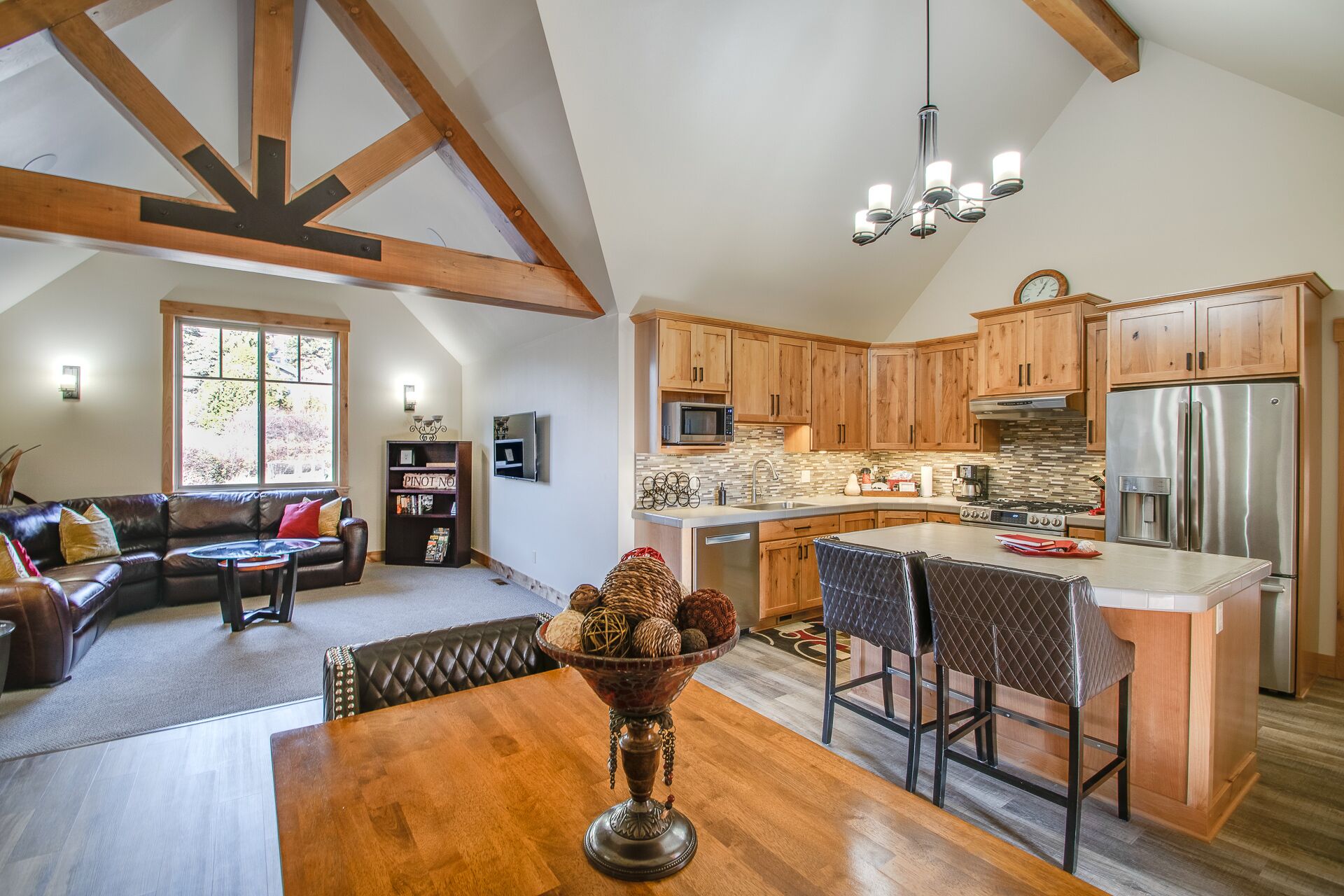 BEAUTIFUL HOME, 2 MILES FROM TOWN, VIEWS,  CHALET Upstairs Apartment 