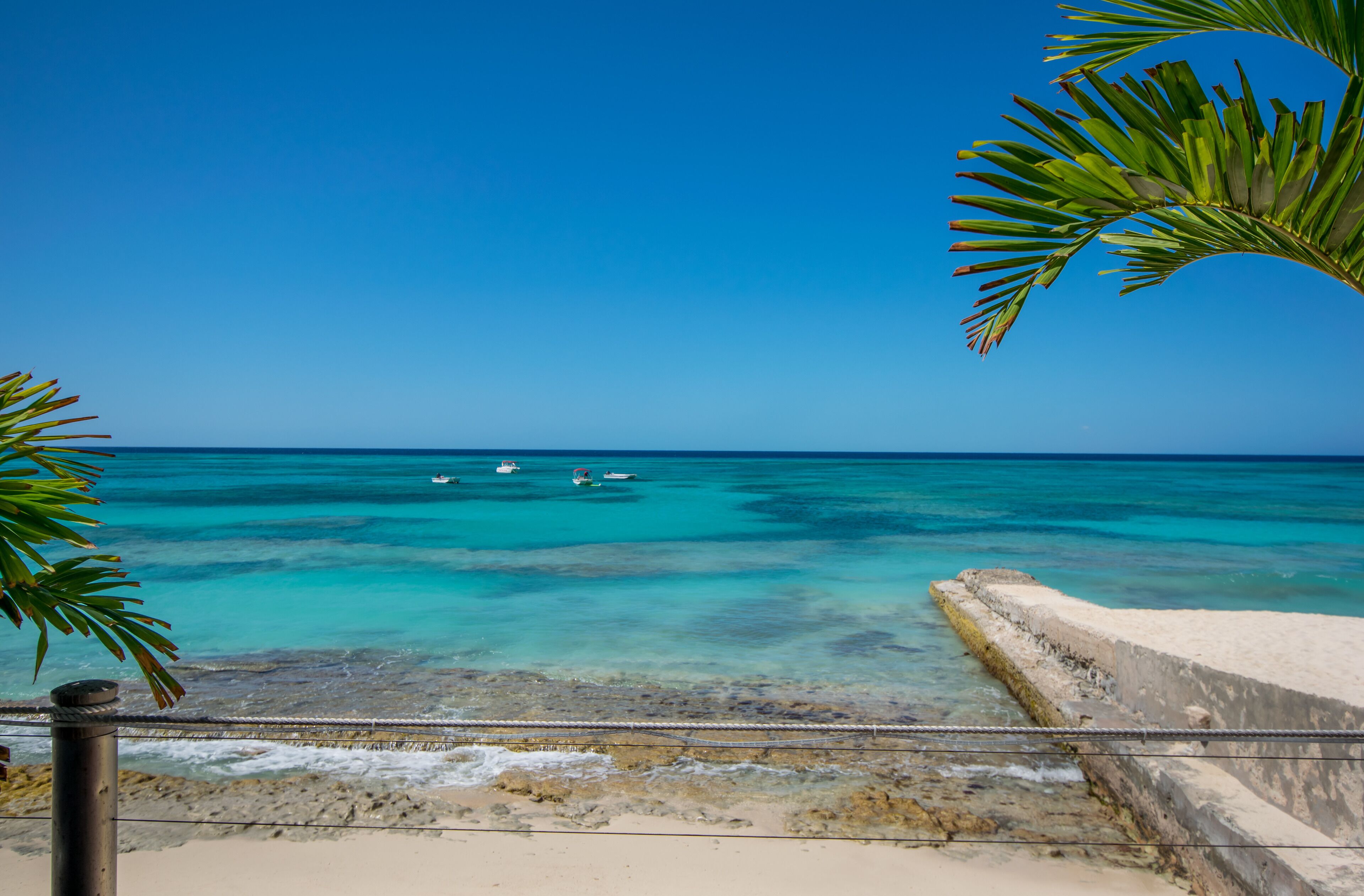 在海滩、沙滩椅、沙滩毛巾