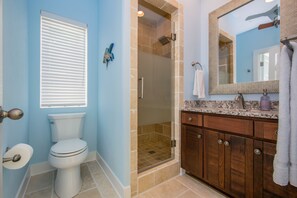 Shower, hair dryer, towels, shampoo - LUXURY PENTHOUSE!! Courtesy SUV Included, PaddleBoards, Bikes, Chairs & More! (Cockburn Town)