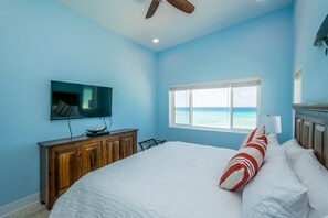 2 bedrooms, in-room safe, travel cot, WiFi - LUXURY PENTHOUSE!! Courtesy SUV Included, PaddleBoards, Bikes, Chairs & More! (Cockburn Town)