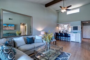 Smart-tv, dvd-spelare och böcker