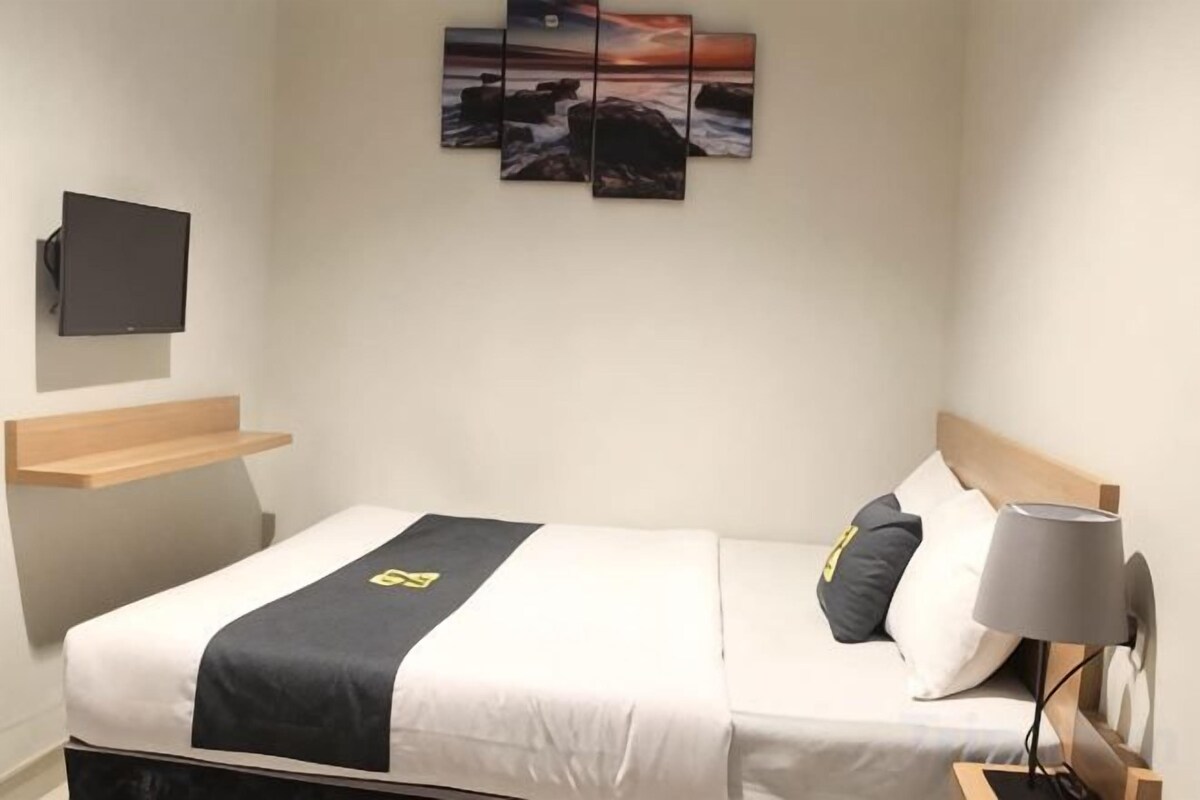 Desk, WiFi (free), bed sheets
