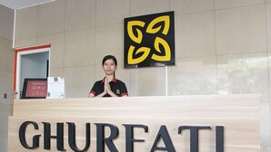 Un comptoir d'accueil sur lequel le nom « GHURFATI » est clairement affiché.