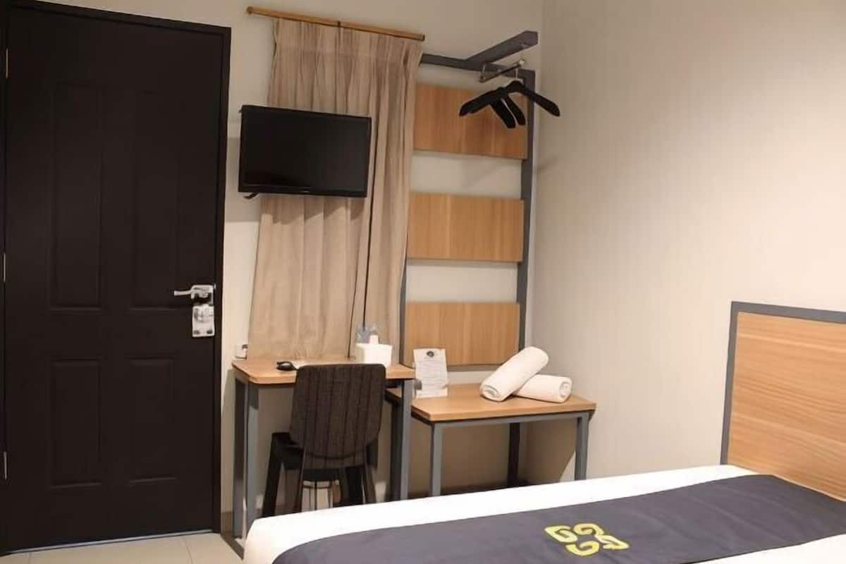 Desk, free WiFi, bed sheets