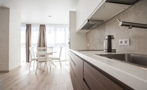 Apartamento standard (Penthouse) | Cozinha privada | Geladeira grande, micro-ondas, cooktop, cafeteira/chaleira