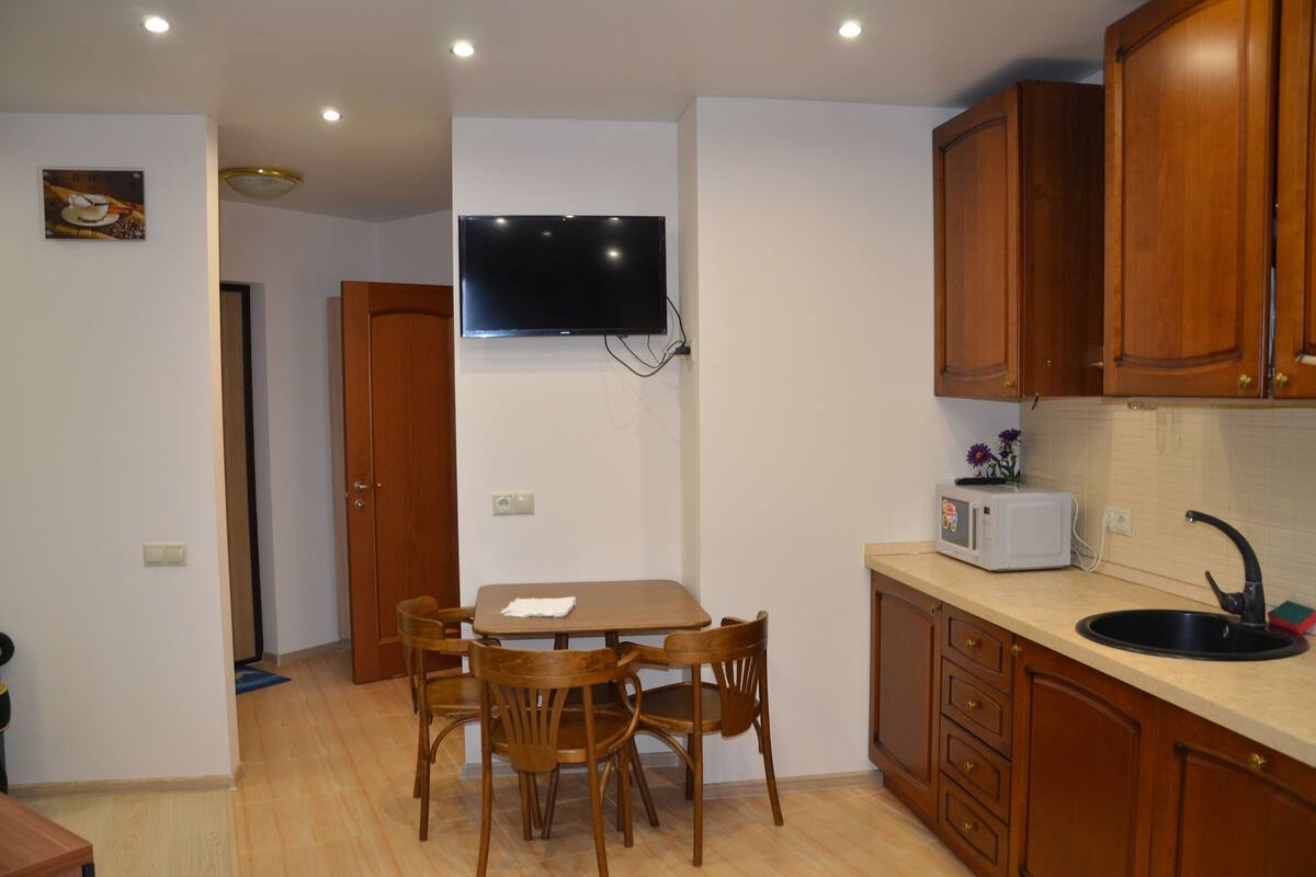 Grand Studio, 1 King Bed with Sofa bed, Hot Tub | 1 bedroom, blackout drapes, soundproofing, iron/ironing board