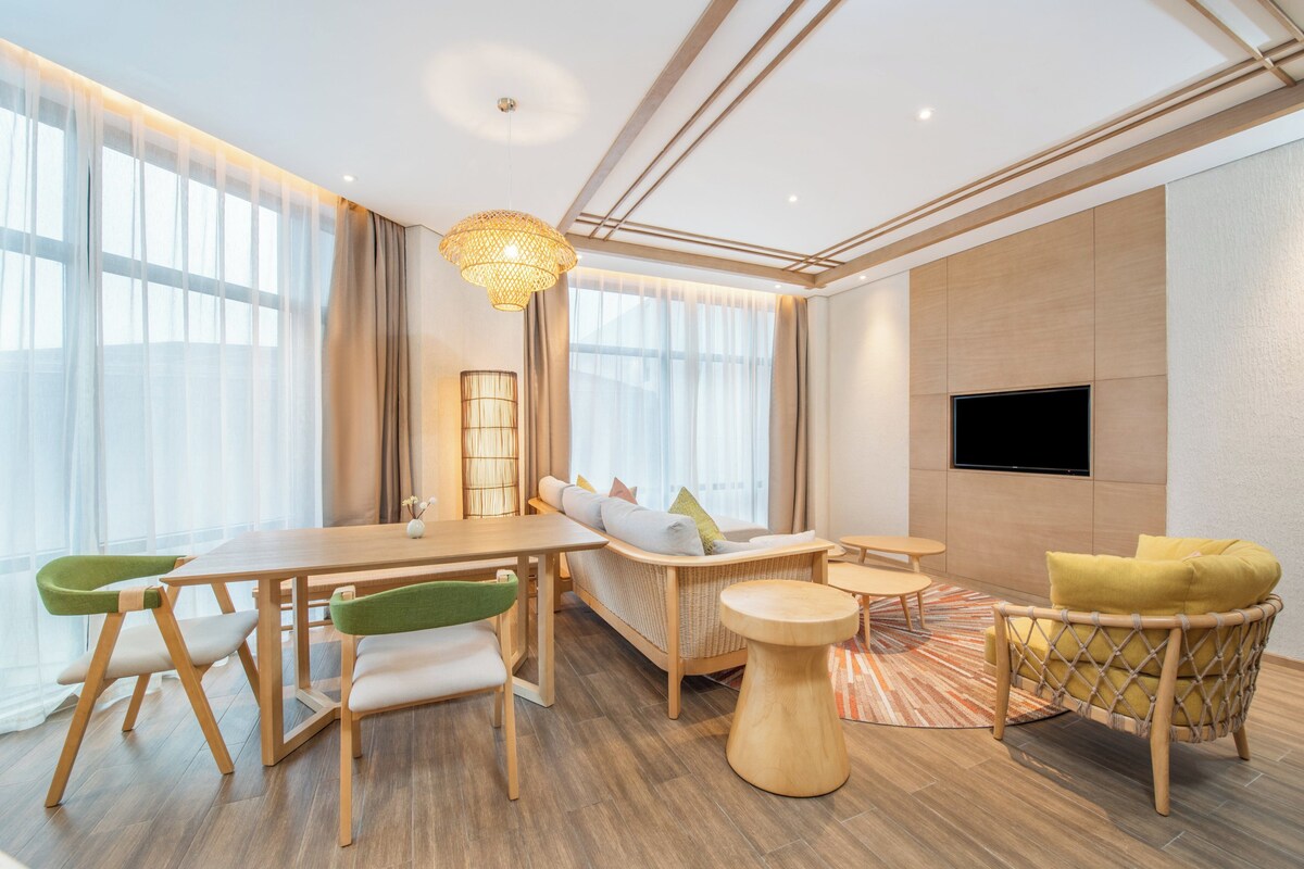 Suite, 1 chambre | Minibar, coffre-fort, système d’insonorisation