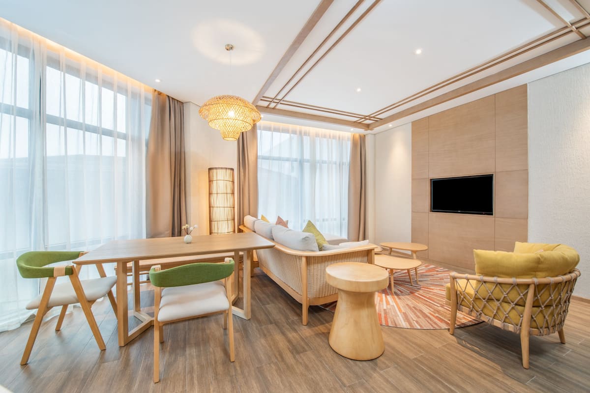 Suite, 1 habitación | Minibar, caja de seguridad en la habitación y insonorización