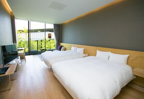 標準雙床房 | 羽絨被、迷你吧、客房內保險箱、書桌