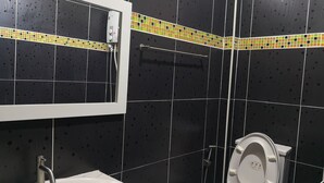 Un baño con lavamanos blanco, inodoro y ducha.