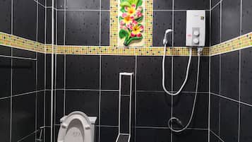 Chuveiro, produtos de toalete grátis, toalhas de banho