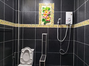 Shower, free toiletries, towels