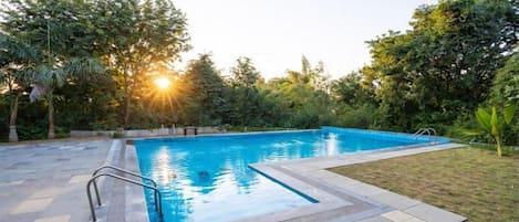 Una piscina al aire libre