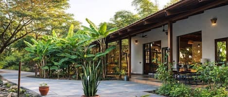 Quầy tiếp tân