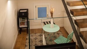 Un interior moderno con una escalera de cristal que conduce a una habitación luminosa.