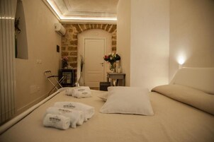 Camera tripla, vista giardino (4) | Biancheria da letto di alta qualità, minibar, una cassaforte in camera