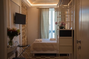 Double Room, Garden View (3) | Peralatan tempat tidur premium, bar mini, peti besi dalam bilik, meja
